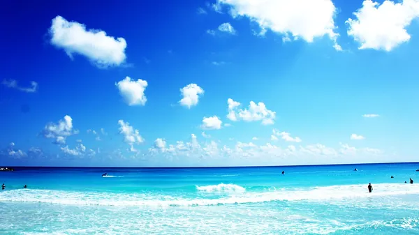 White sand and turquoise water on a Cancun beach