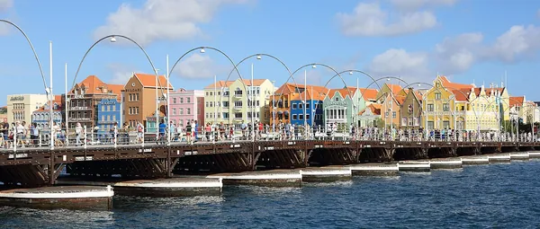 Colorful Dutch colonial buildings on the Handelskade waterfront and the Queen Emma Bridge, Willemstad, Curaçao
