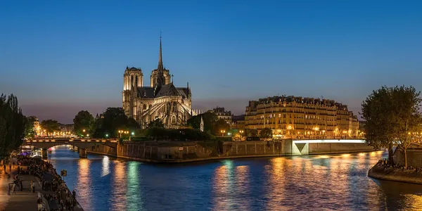 Notre-Dame de Paris and Île de la Cité along the Seine at dusk