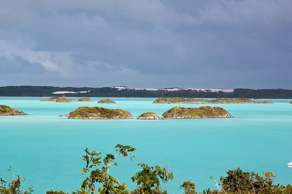 Bright turquoise water of Chalk Sound, Providenciales